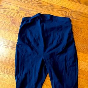 Black Old Navy Active maternity leggings size M